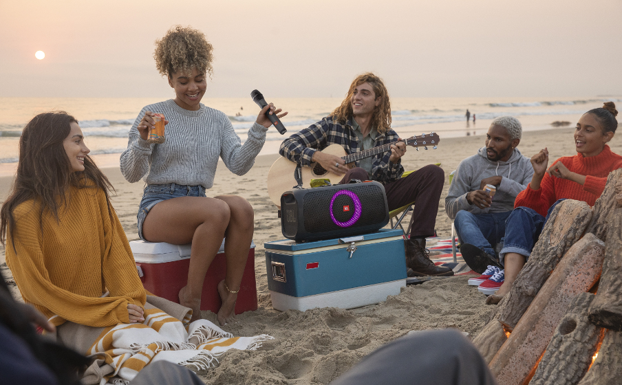 JBL_PB_Wireless_Mic_Beach_Lifestyle01_904x560px.png