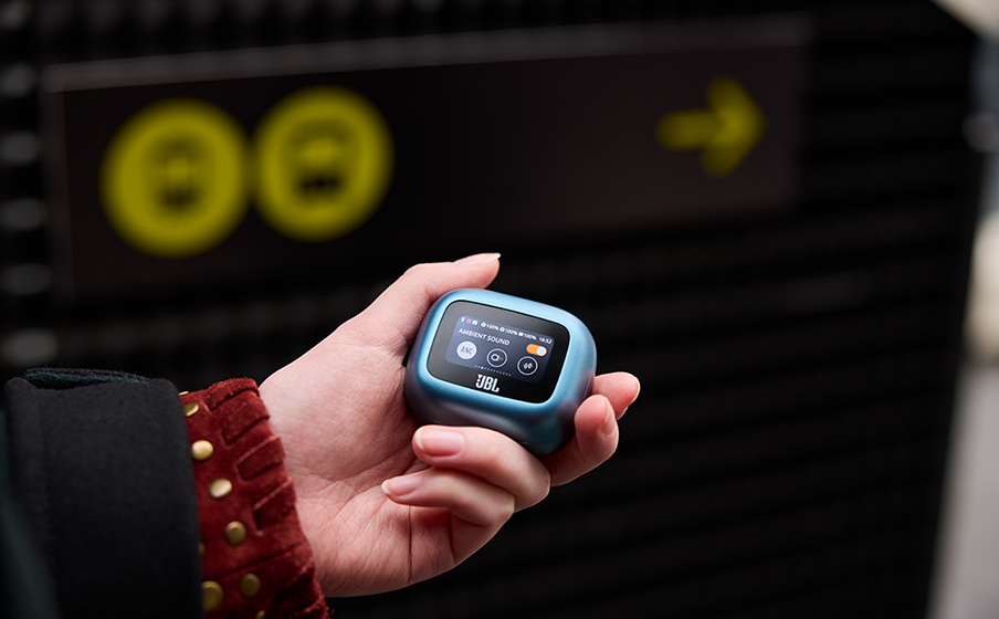 Convenient Smart Charging Case™ for app-free control